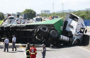 Baixada, difícil de ir e vir. Acidente em Santos